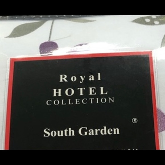 King Duvet with shams and accent pillow - Picture 4 of 5